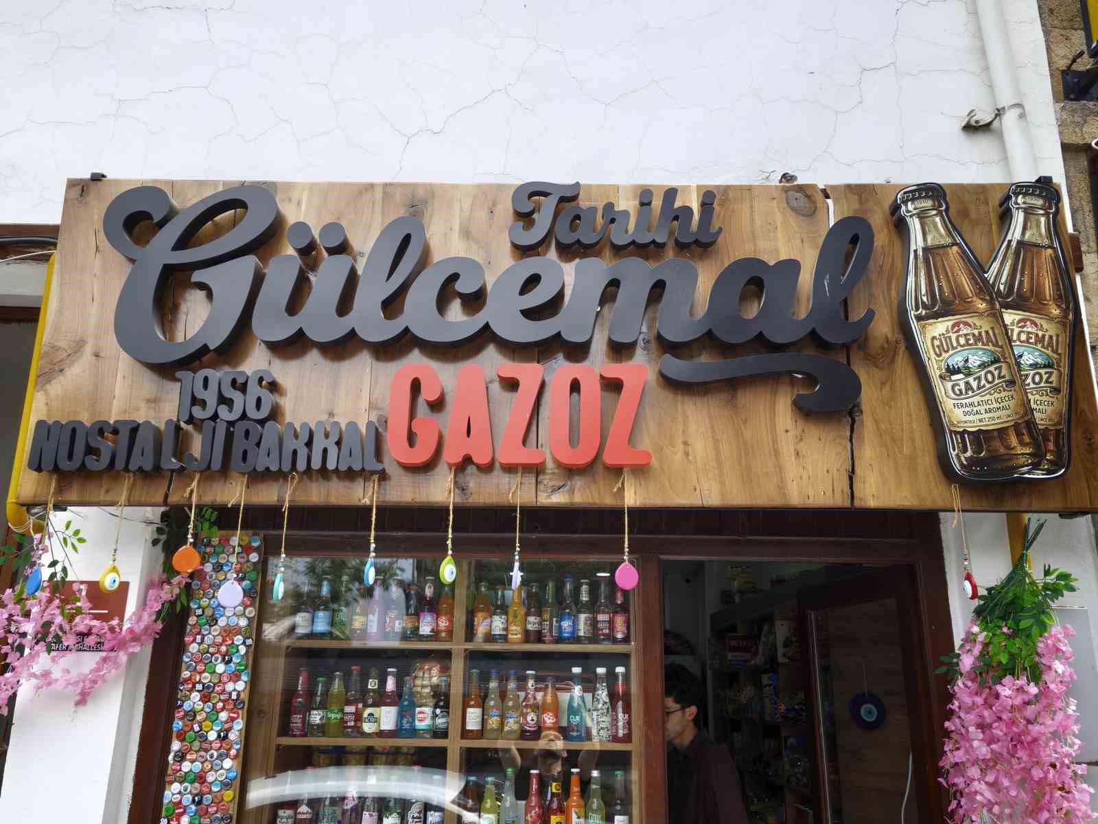 ANKARA’DA 330 ÇEŞİT GAZOZ BULUNAN DÜKKANA YOĞUN İLGİ VAR.