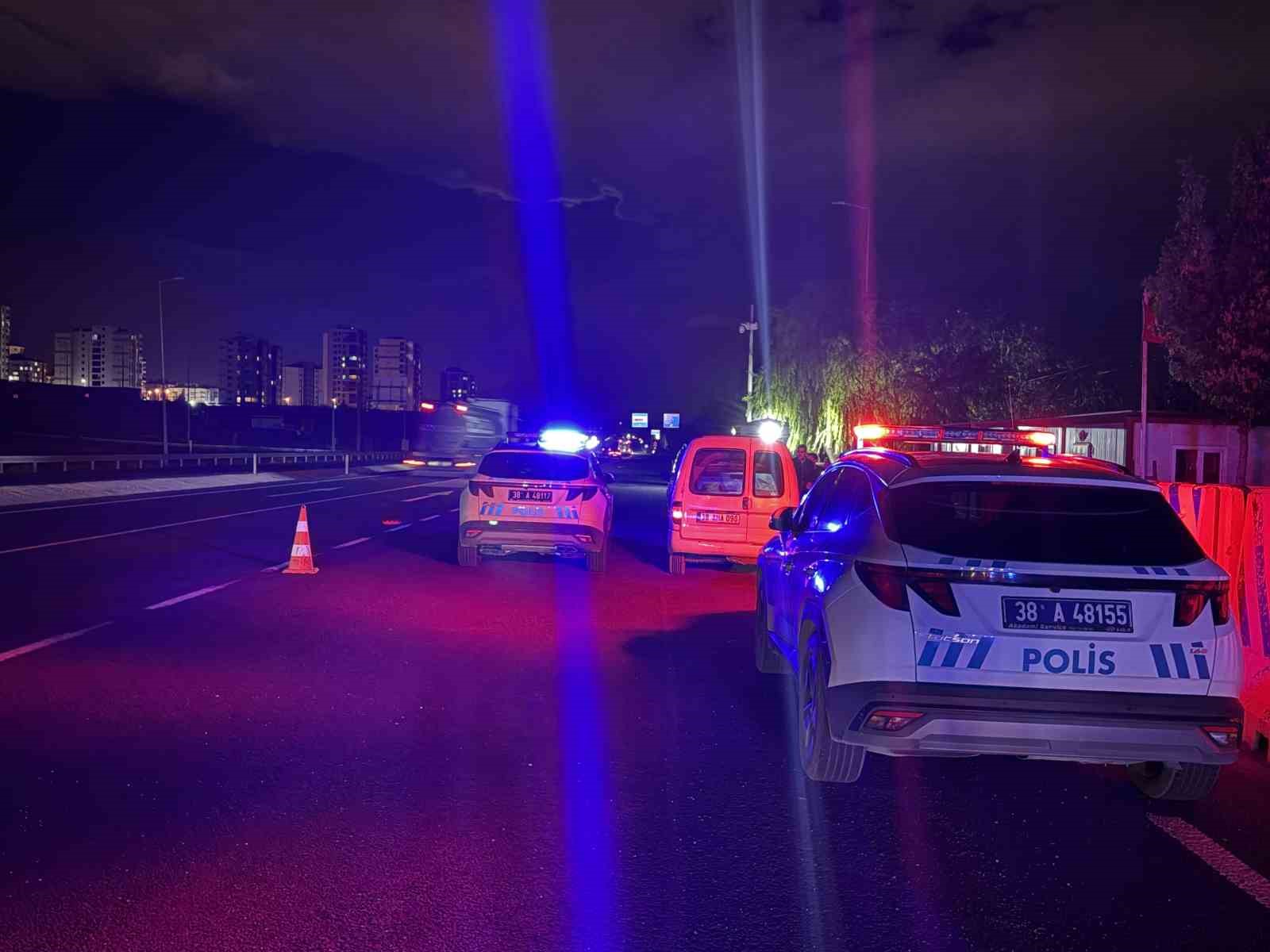 KAYSERİ’NİN MELİKGAZİ İLÇESİNDE ASKER GECESİNDE OTOMATİK AV TÜFEĞİYLE HAVAYA ATEŞ AÇAN ŞAHIS, DOLDUR-BOŞALT YAPARKEN, KENDİNİ VURDU.