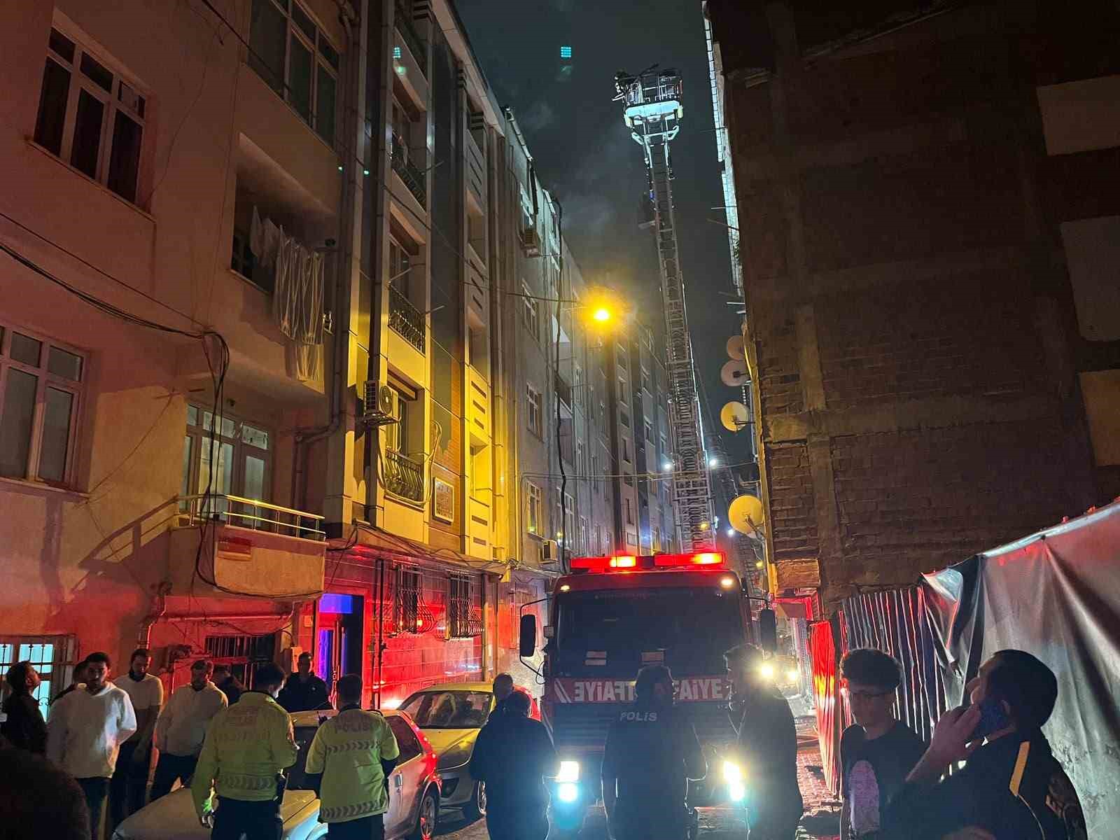 ESENLER&rsquo;DE 5 KATLI BİNANIN &Ccedil;ATISI ALEV ALEV YANDI