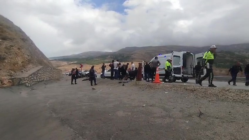 MALATYA'DA İKİ OTOMOBİLİN ÇARPIŞMASI SONUCU MEYDANA GELEN TRAFİK KAZASINDA 6 KİŞİ YARALANDI.