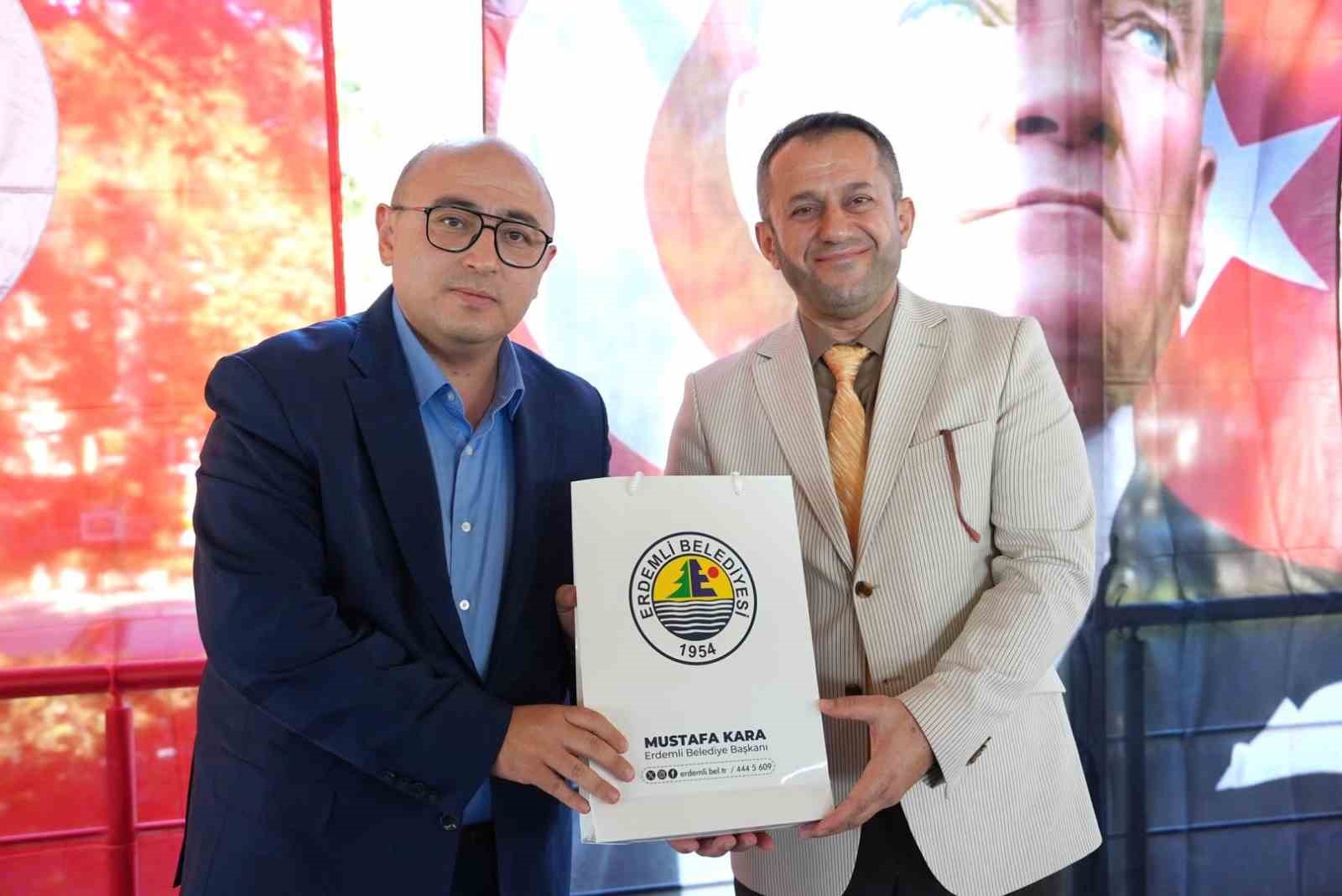 MERSİN'İN ERDEMLİ BELEDİYE BAŞKANI MUSTAFA KARA, DİN GÖREVLİLERİYLE BULUŞTUĞU PROGRAMDA TOPLUMUN MANEVİ HAYATINA REHBERLİK EDEN DİN GÖREVLİLERİNİN HER ZAMAN YANLARINDA OLDUKLARINI VE TALEPLERİ YERİNE GETİREREK HİZMET ETMEYE ÇALIŞTIKLARINI SÖYLEDİ.
