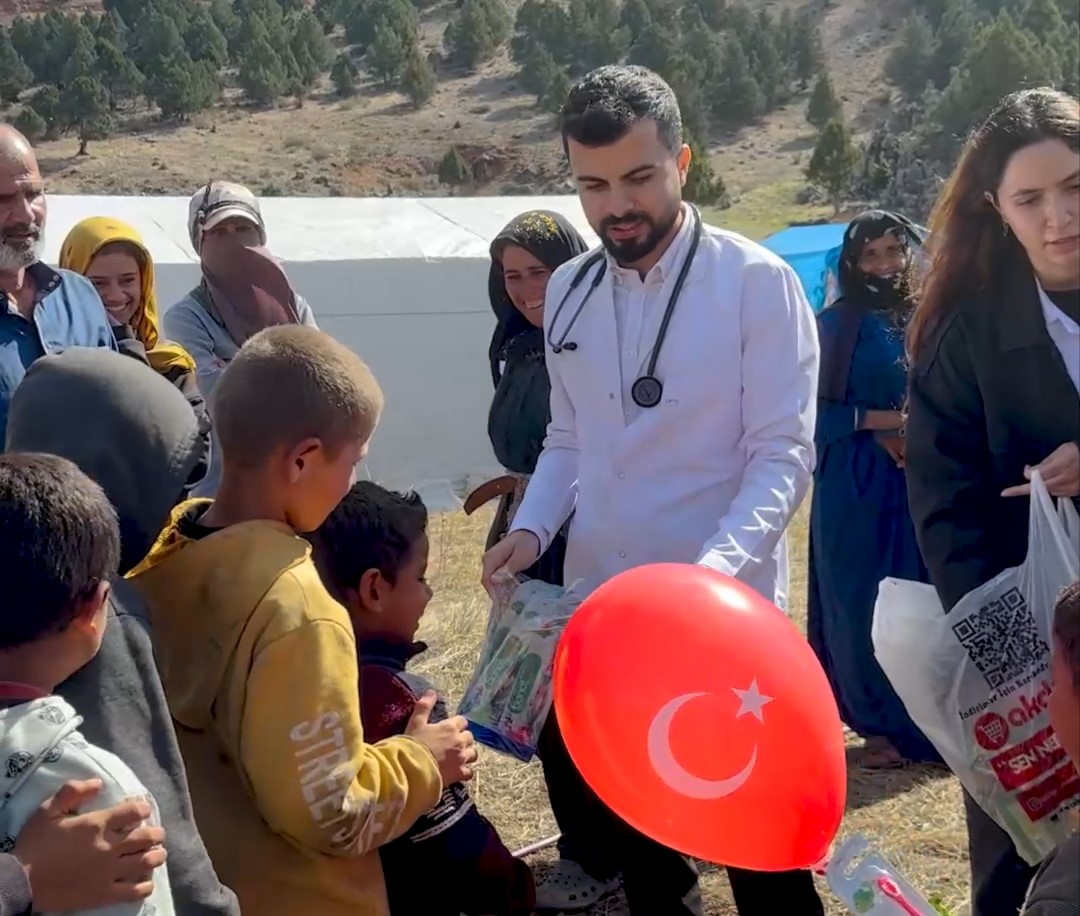 KONYA’NIN DEREBUCAK İLÇESİNDE MEVSİMLİK TARIM İŞÇİLERİ VE AİLELERİNE YÖNELİK KORUYUCU VE ÖNLEYİCİ SAĞLIK HİZMETLERİ KAPSAMINDA SAHA ÇALIŞMASI GERÇEKLEŞTİRİLDİ.