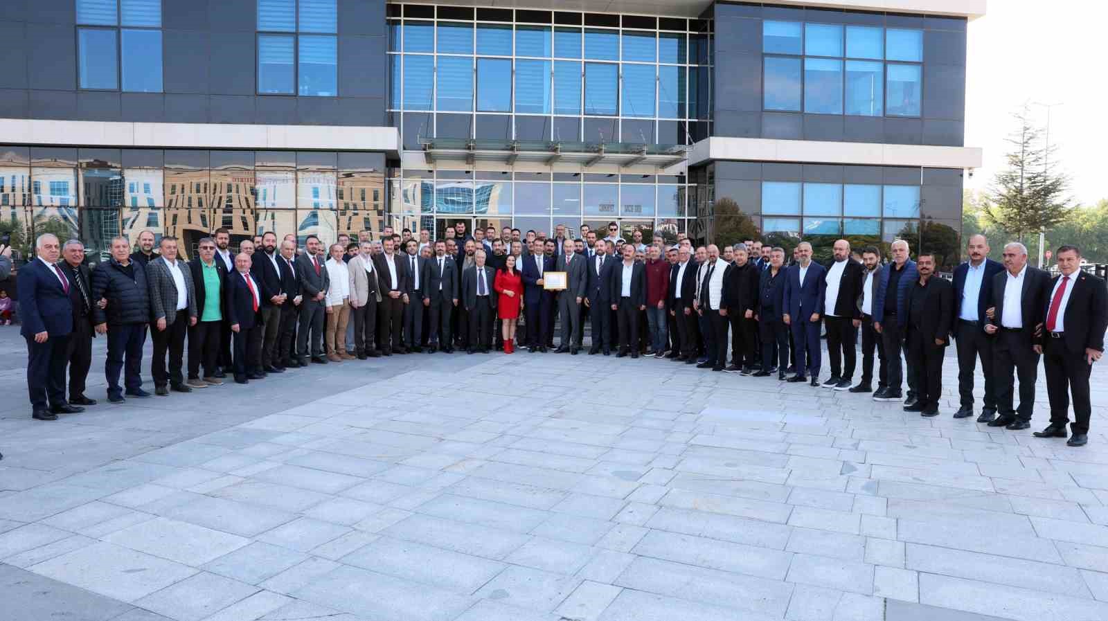 KAYSERİ TİCARET ODASI (KTO) ORGAN SEÇİMLERİNİN ARDINDAN YENİDEN SEÇİLEN YÖNETİM KURULU BAŞKANI ÖMER GÜLSOY, MECLİS BAŞKANI CENGİZ HAKAN ARSLAN, MECLİS VE KOMİTE ÜYELERİ, KOCASİNAN 1. İLÇE SEÇİM KURULU’NDAN MAZBATALARINI TÖRENLE TESLİM ALDI.