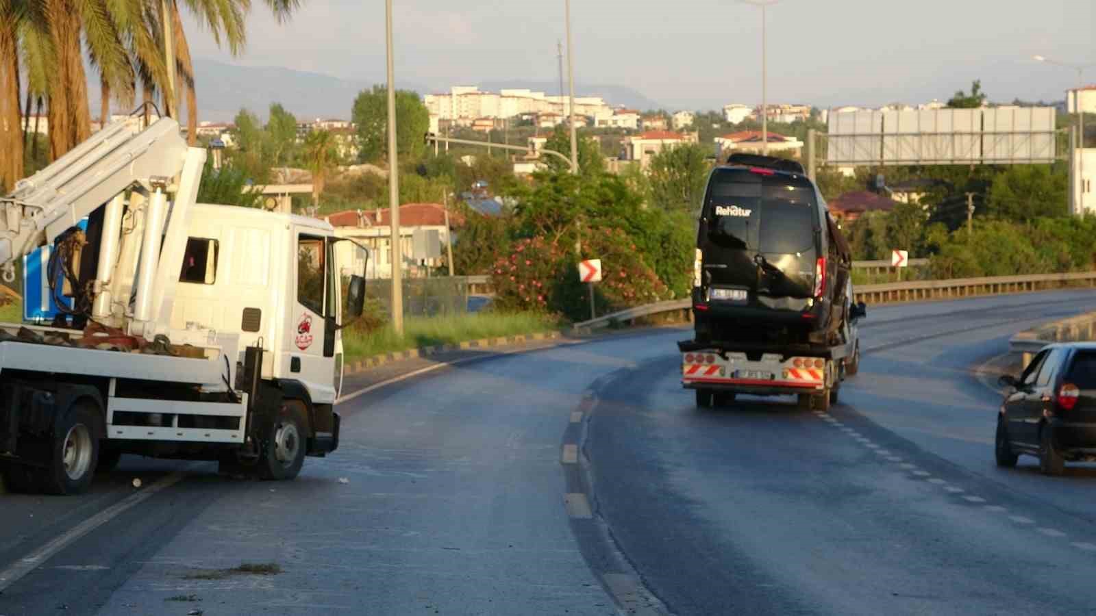 ANTALYA'NIN MANAVGAT İLÇESİNDE TUR MİNİBÜSÜ, OTOMOBİL VE KAMYONETİN ÇARPIŞMASI SONUCU MEYDANA GELEN KAZADA ARALARINDA TURİSTLERİN DE BULUNDUĞU 15 KİŞİ YARALANDI.