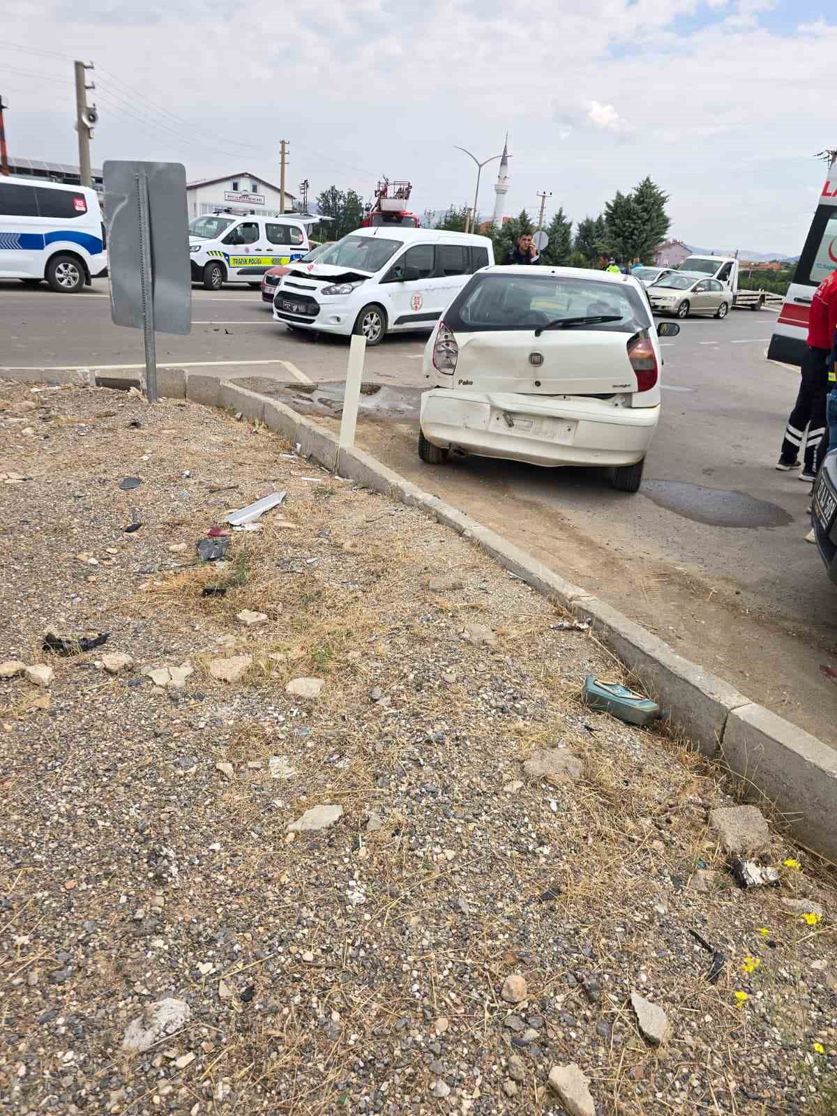 ISPARTA'NIN ŞARKİKARAĞAÇ İLÇESİNDE İKİ ARACIN KAVŞAKTA ÇARPIŞMASI SONUCU 5 KİŞİ YARALANDI.