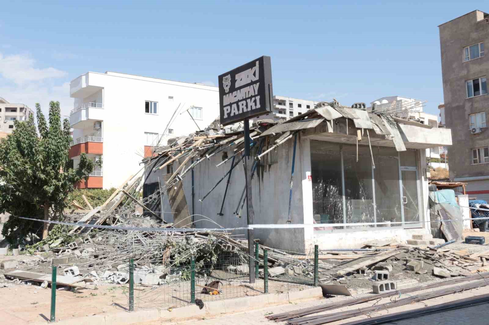 ŞIRNAK'IN CİZRE İLÇESİNDE İNŞAATTA MEYDANA GELEN GÖÇÜKTE 5 İŞÇİ BETON VE DEMİR YIĞINLARININ ALTINDA KALARAK YARALANDI.