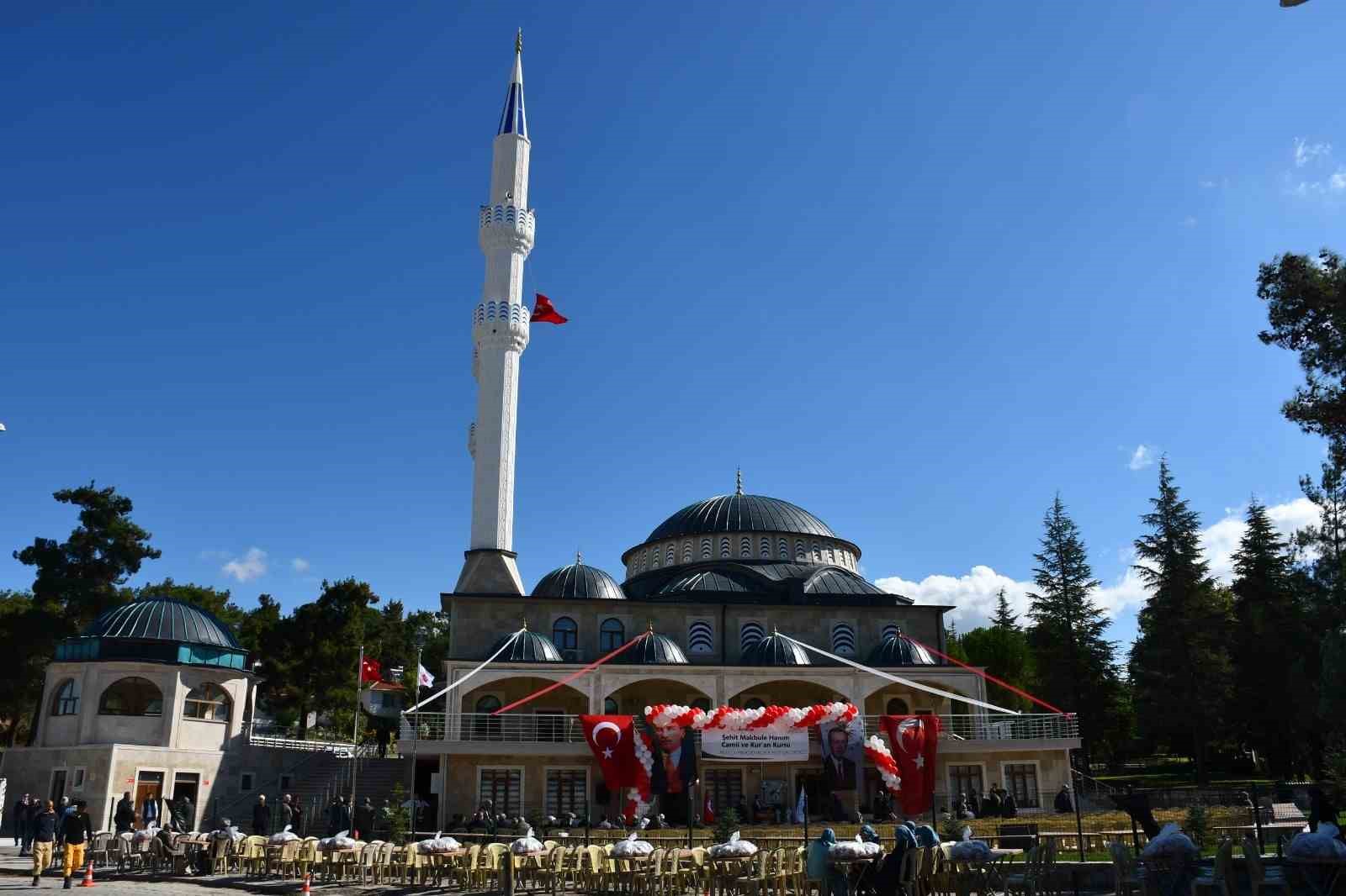 MANİSA’NIN GÖRDES İLÇESİNDE YAPIMINA 2013 YILINDA BAŞLANAN ŞEHİT MAKBULE HANIM KUR’AN KURSU VE UYGULAMA CAMİİ, GÖRKEMLİ BİR TÖRENLE İBADETE AÇILDI. PROJENİN GÜNCEL MALİYETİNİN YAKLAŞIK 100 MİLYON LİRA OLDUĞU AÇIKLANDI.