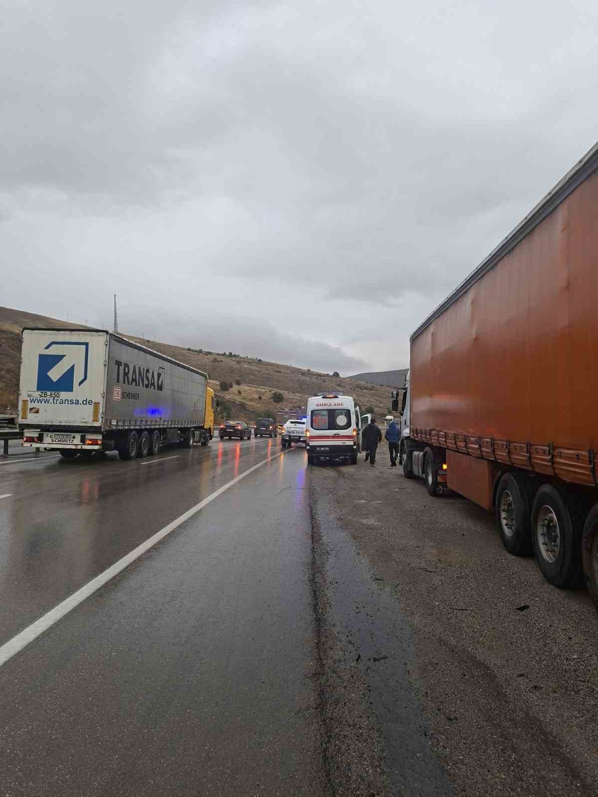 İHBAR ÜZERİNE OLAY YERİNE TRAFİK, SAĞLIK VE İTFAİYE EKİPLERİ SEVK EDİLDİ. KAZA NEDENİYLE KISA SÜRELİĞİNE TRAFİĞE KAPANAN YOL, EKİPLERİN TİTİZ ÇALIŞMASININ ARDINDAN YENİDEN ULAŞIMA AÇILDI.