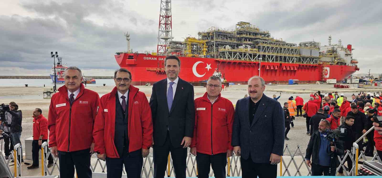 TÜRKİYE BÜYÜK MİLLET MECLİSİ (TBMM) KAMU İKTİSADİ TEŞEBBÜSLERİ (KİT) KOMİSYONU BAŞKANI VE AK PARTİ AYDIN MİLLETVEKİLİ MUSTAFA SAVAŞ (SOL BAŞTA), ESKİ ENERJİ VE TABİİ KAYNAKLAR BAKANI FATİH DÖNMEZ (SOLDAN İKİNCİ), ENERJİ VE TABİİ KAYNAKLAR BAKANI ALPARSLAN BAYRAKTAR (ORTADA), AK PARTİ TBMM GRUP BAŞKANI ABDULLAH GÜLER (SAĞDAN İKİNCİ), TBMM SANAYİ, TİCARET, ENERJİ, TABİİ KAYNAKLAR, BİLGİ VE TEKNOLOJİ KOMİSYONU BAŞKANI MUSTAFA VARANK (SAĞ BAŞTA) FOTORĞAF ÇEKTİRDİ