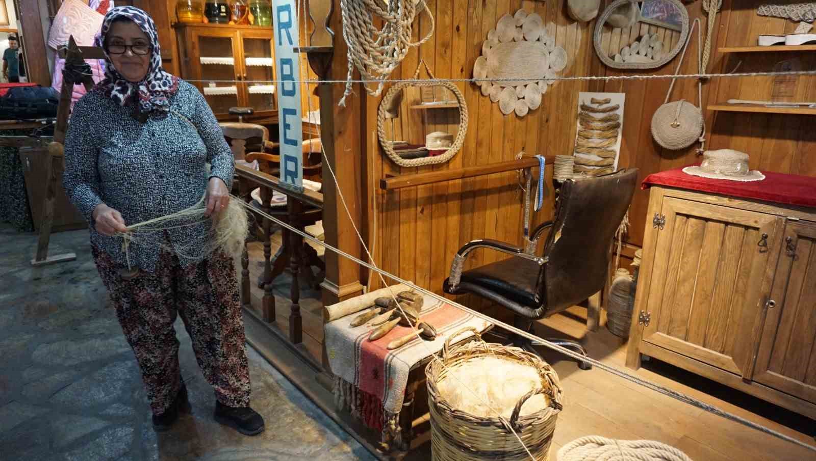 İSTANBUL'UN FETHİNDEN KURTULUŞ SAVAŞI'NA KADAR TARİHE YÖN VEREN ASIRLIK URGAN (HALAT) SANATI, TEKNOLOJİNİN GÖLGESİNDE YOK OLMAYA YÜZ TUTARKEN; BU ZORLU ATA MESLEĞİNİN SON TEMSİLCİLİĞİNİ İZMİR'İN TİRE İLÇESİNDE YAŞAYAN BİR KADIN ÜSTLENİYOR.
