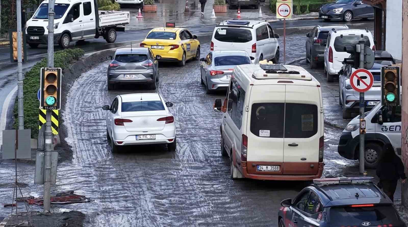 İSKİ TARAFINDAN YÜRÜTÜLEN "AVRUPA BÖLGESİ 7. KISIM MÜTEFERRİK ATIKSU YAĞMUR SUYU KANALI VE DERE ISLAHI İNŞAATI" KAPSAMINDA KAZILAN VE BOZULAN YOLLAR, ÇEKİLEN GÖRÜNTÜLERLE "BURASI HİNDİSTAN MI?" DEDİRTTİ.
