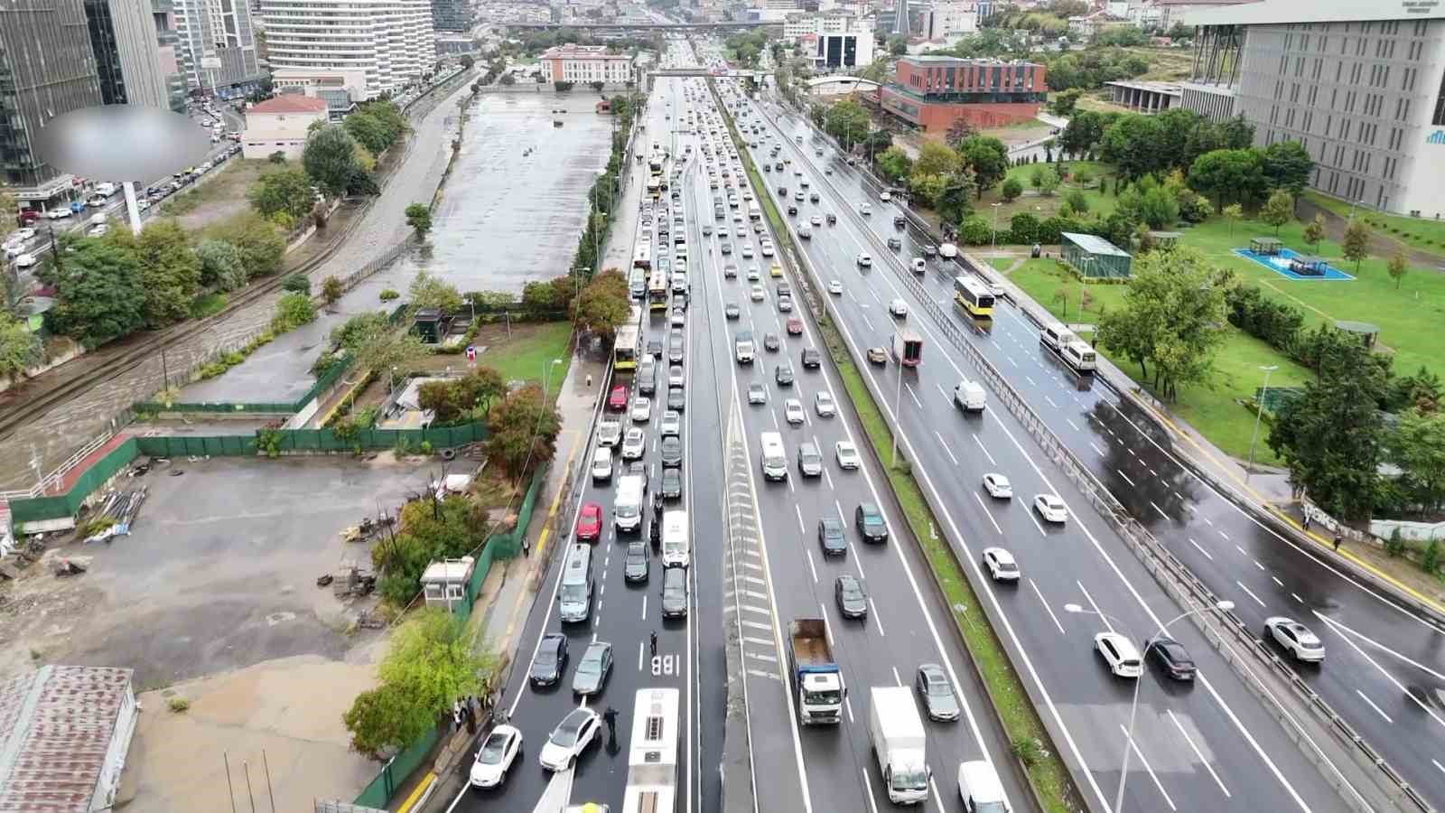 KADIKÖY D-100 KARAYOLU GÖZTEPE MEVKİİNDE ARIZALANAN İETT OTOBÜSÜ ULAŞIMI OLUMSUZ ETKİLEDİ. YAN YOLDA ARIZA YAPAN OTOBÜS NEDENİYLE TRAFİK KİLOMETRELERCE UZARKEN, DURAKLARDA YOĞUNLUK OLUŞTU. BAZI VATANDAŞLARIN BARİYERLERİ AŞARAK BAŞKA OTOBÜSLERE YÖNELMESİ HAVADAN GÖRÜNTÜLENDİ.