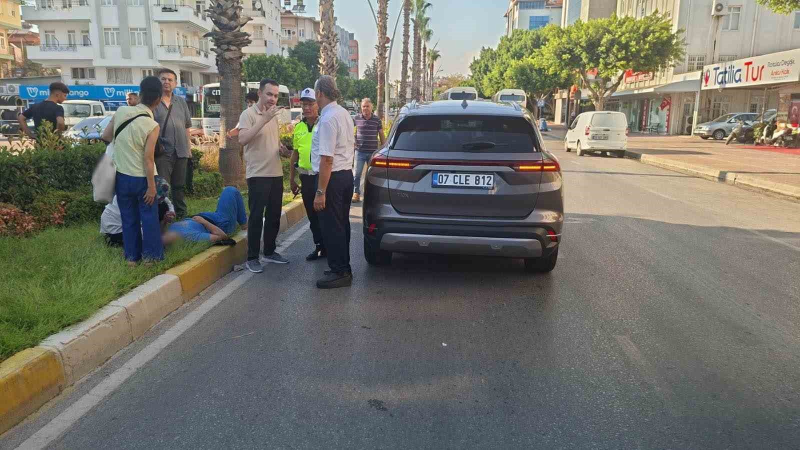 ANTALYA’NIN MANAVGAT İLÇESİNDE SEYİR HALİNDEKİ OTOMOBİL, YAYALARA KIRMIZI IŞIK YANDIĞI SIRADA YAYA GEÇİDİNDEN ANİDEN YOLA FIRLAYAN KADINA ÇARPTI. GÜVENLİK KAMERASINA SANİYE SANİYESİNE YANSIYAN KAZADA, OTOMOBİLİN ÇARPMASIYLA SAVRULAN YAYA HAVAYA FIRLADI.