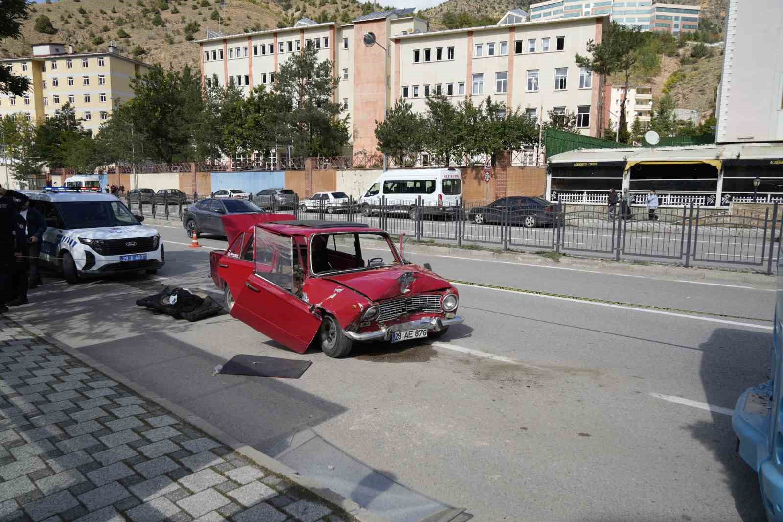 GÜMÜŞHANE'DE DURAKTA BEKLEYEN BELEDİYE OTOBÜSÜNE ÇARPAN OTOMOBİLDEKİ 2 KİŞİ YARALANDI.
