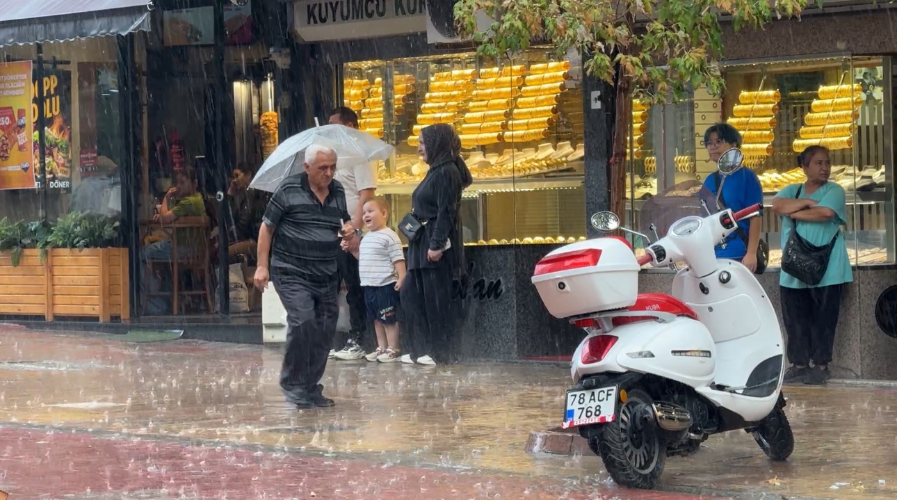 YAĞIŞA HAZIRLIKSIZ YAKALANAN KİMİ VATANDAŞLAR SIĞINACAK YER ARARKEN, KİMİ VATANDAŞLAR İSE ÇOCUKLARIYLA BİRLİKTE ISLANARAK YAĞMURUN KEYFİNİ ÇIKARDI.