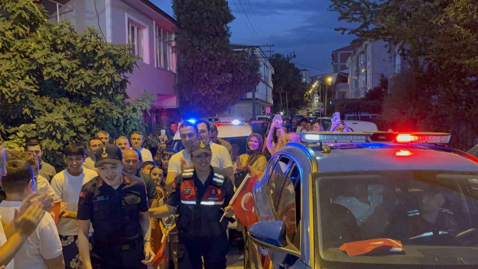 SAMSUN'UN VEZİRKÖPRÜ İLÇESİNDE BEDENSEL ENGELLİ İLYAS MERT ÇELİK'İN ASKERLİK HAYALİ, AİLESİ VE YAKINLARI TARAFINDAN DÜZENLENEN ÖZEL PROGRAMLA GERÇEĞE DÖNÜŞTÜ.