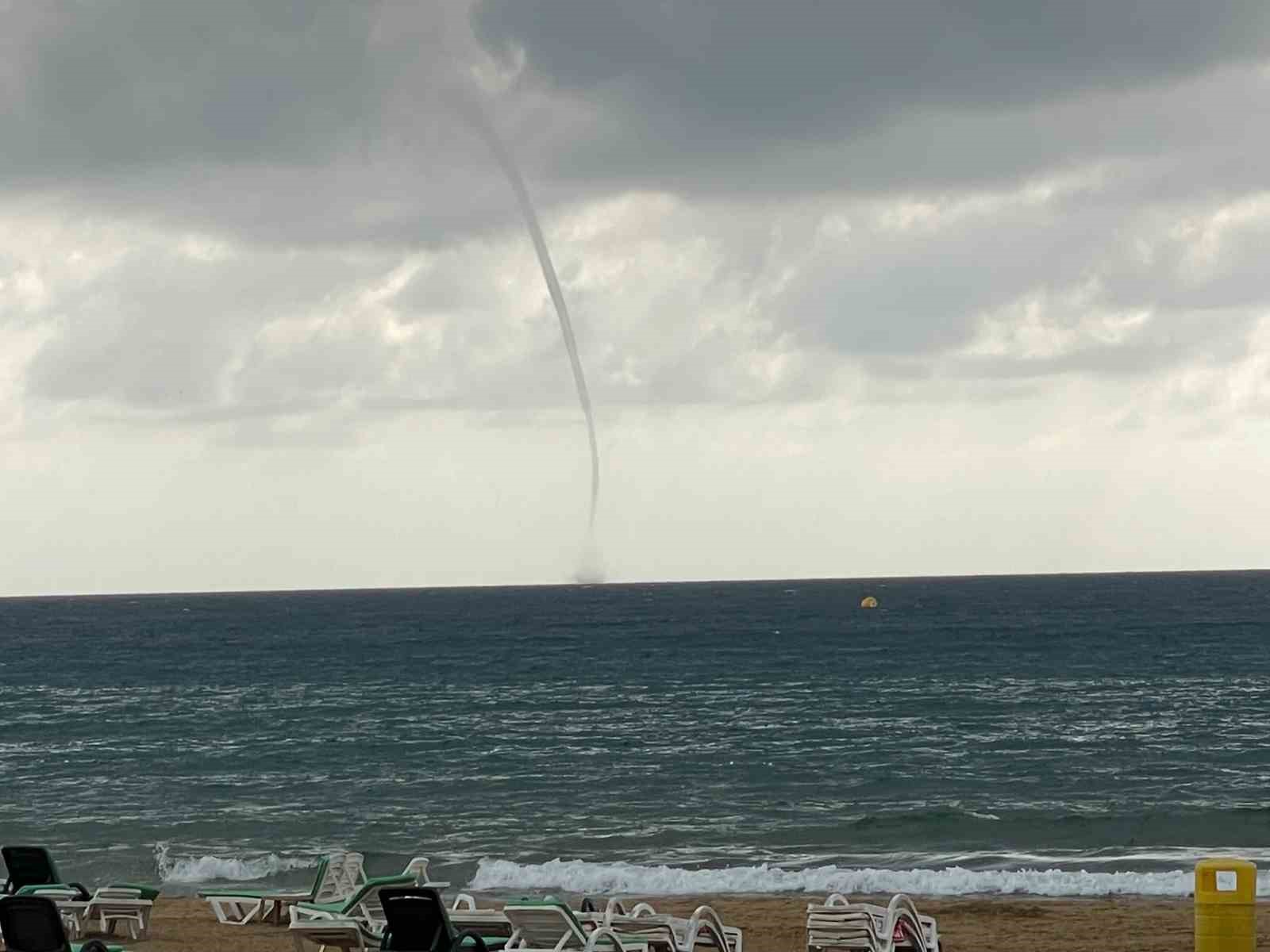 ANTALYA’NIN ALANYA İLÇESİNDEKİ İNCEKUM HALK PLAJI AÇIKLARINDA BUGÜN SAAT 14.00 SIRALARINDA AYNI DAKİKALARDA PEŞ PEŞE ÜÇ HORTUM OLUŞTU. DENİZDE VE PLAJDA BULUNAN TURİSTLER, HORTUMLARI CEP TELEFONLARIYLA GÖRÜNTÜLEDİ.