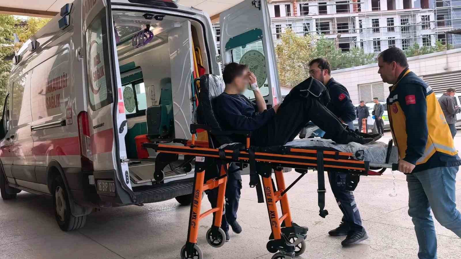 BURSA’NIN İNEGÖL İLÇESİNDE MEYDANA GELEN OLAYDA, ARIZALANAN MOTOSİKLETİNİ TAMİR ETMEYE ÇALIŞAN 35 YAŞINDAKİ KADİR B., ELİNİ ZİNCİR İLE DİŞLİ ARASINA KAPTIRDI. KAZADA TALİHSİZ GENCİN SAĞ EL BAŞ PARMAĞI KOPTU.
