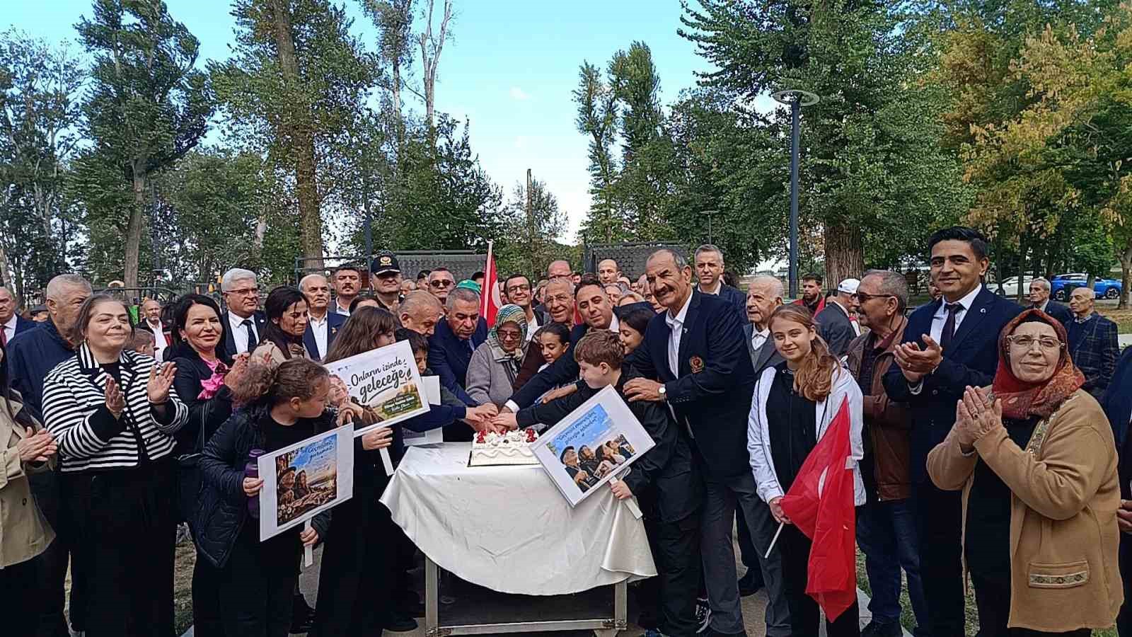 EDİRNE'DE AİLE VE SOSYAL HİZMETLER İL MÜDÜRLÜĞÜ ÖNCÜLÜĞÜNDE 1 EKİM DÜNYA YAŞLILAR GÜNÜ DOLAYISIYLA MİLLET BAHÇESİ'NDE FARKINDALIK YÜRÜYÜŞÜ DÜZENLENDİ.