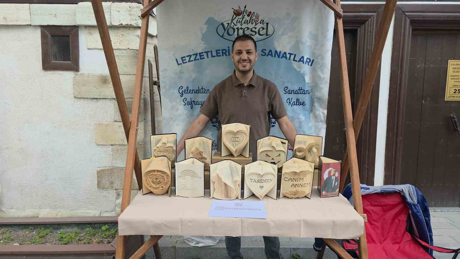 KÜTAHYA'DA YAKLAŞIK 12 YILDIR KİTAP KATLAMA SANATIYLA UĞRAŞAN MADEN MÜHENDİSİ FATİH ÖZTÜRK, KULLANILAMAZ DURUMDAKİ KİTAPLARI ÇEŞİTLİ TASARIMLARA DÖNÜŞTÜREREK HEM SANATSAL ÇALIŞMALAR ORTAYA KOYUYOR HEM DE GERİ DÖNÜŞÜME KATKI SAĞLIYOR.