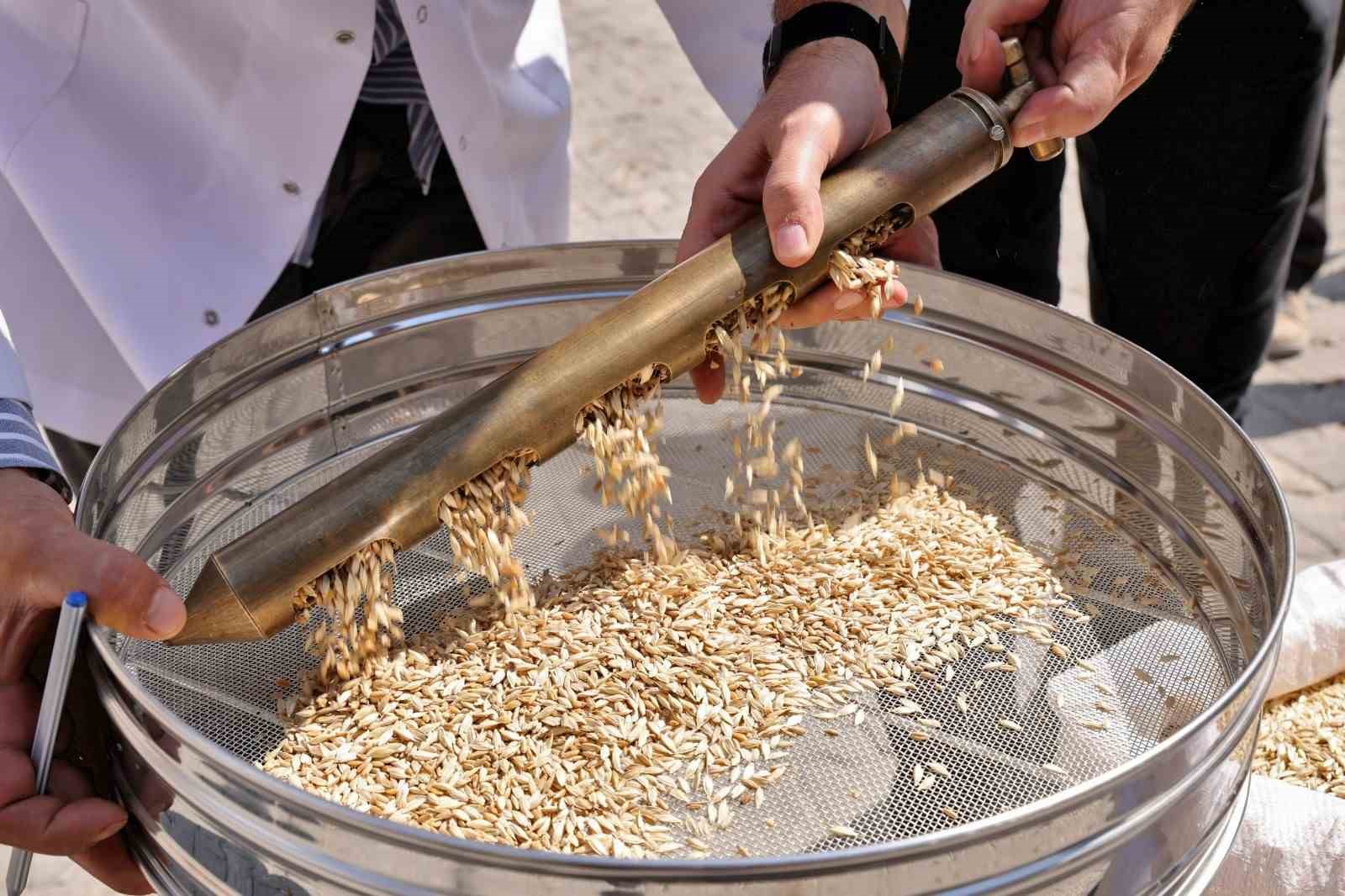 BÜYÜKŞEHİR BELEDİYESİ'NİN TOHUM, HASAT VE MAHSUL ALIM DESTEĞİ VERDİĞİ ÜRETİCİDEN ALDIĞI SİYEZ BUĞDAYINDAN ÜRETTİĞİ EKMEK TÜKETİCİDEN TAM NOT ALDI. ÜRETİCİ, VERDİĞİ DESTEKTEN DOLAYI TÜKETİCİ İSE EKONOMİK VE GÜVENLİ GIDA HİZMETİNDEN DOLAYI BÜYÜKŞEHİR BELEDİYESİ'NE TEŞEKKÜR ETTİ.