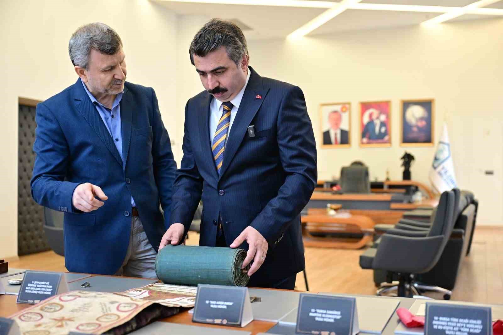YILDIRIM BELEDİYESİ, KENTİN TARİHİ VE KÜLTÜREL HAFIZASINA GÜÇ KATACAK ÖNEMLİ BİR PROJEYİ DAHA HAYATA GEÇİRİYOR. FARKLI DÖNEMLERE AİT KÜLTÜREL VE MANEVİ DEĞERİ YÜKSEK OBJELERİN YANI SIRA BURSA’NIN GEÇMİŞİNİ YANSITAN ESERLERİN YER ALACAĞI MÜZE İÇİN İLK ADIM ATILDI. KÜLTÜREL VE MANEVİ DEĞERİ YÜKSEK ÇOK SAYIDA OBJENİN YANI SIRA, KENTİN GEÇMİŞİNE IŞIK TUTAN TARİHİ ESERLERİN YER ALACAĞI MÜZE İÇİN ÇALIŞMA BAŞLATILDI.