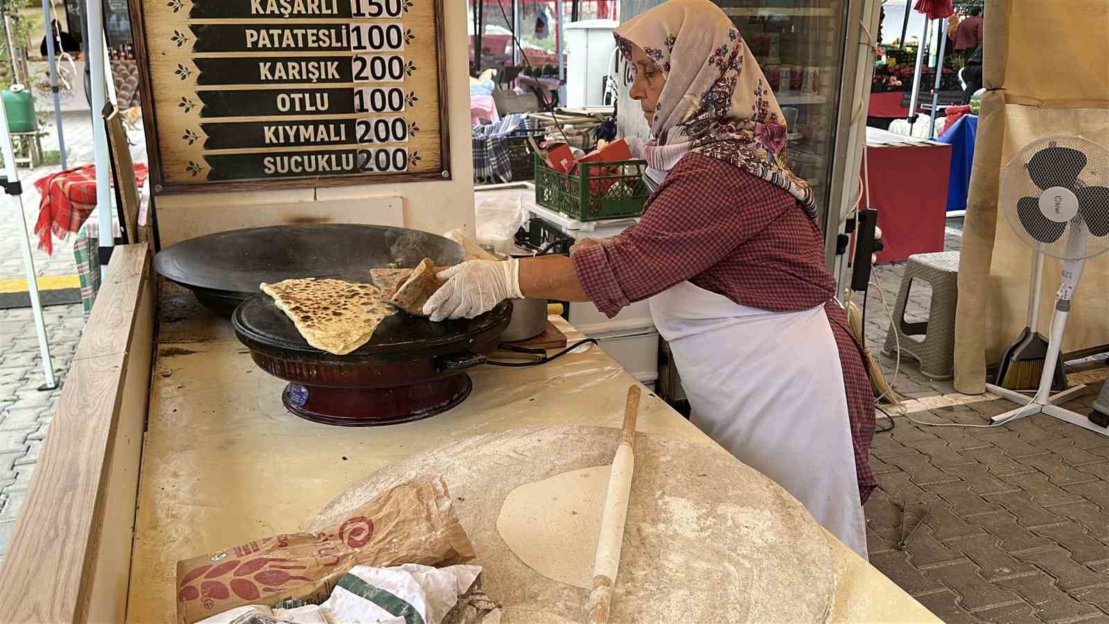 SAKARYA’DA EŞİNİ KAYBETTİKTEN SONRA 3 ÇOCUĞUYLA HAYAT MÜCADELESİ VEREN 54 YAŞINDAKİ MUAZZEZ AKDOĞDU, YAŞADIĞI TÜM ZORLUKLARA RAĞMEN ÇALIŞMAKTAN VAZGEÇMEDİ.