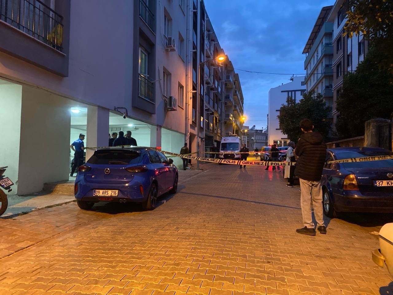 AYDIN’DA BİR DAİREDE BAŞINDAN SİLAHLA VURULMUŞ HALDE ÖLÜ BULUNAN ALPARSLAN SARGIN, DÜZENLENEN CENAZE TÖRENİNİN ARDINDAN TOPRAĞA VERİLDİ.