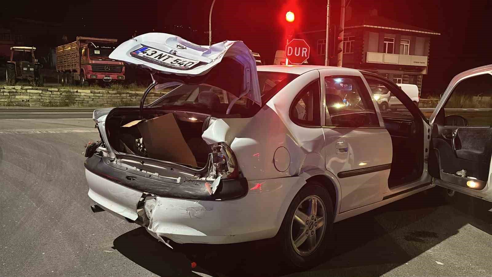 KÜTAHYA'NIN TAVŞANLI İLÇESİNDE OTOMOBİL İLE TIR ÇARPIŞTI