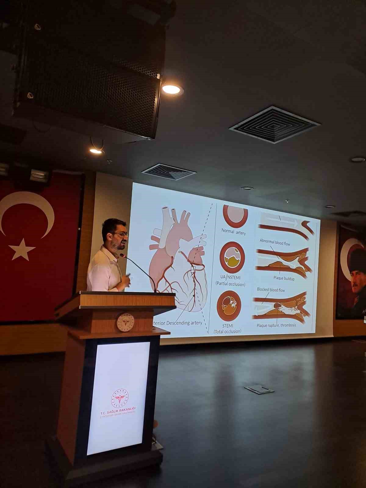 ESKİŞEHİR İL SAĞLIK MÜDÜRLÜĞÜ TARAFINDAN DÜZENLENEN II. GELENEKSEL ACİL ORYANTASYON SEMPOZYUMU, ACİL SAĞLIK HİZMETLERİNDEKİ GÜNCEL BİLGİ VE UYGULAMALARIN ELE ALINDIĞI KAPSAMLI OTURUMLARLA TAMAMLANDI.
