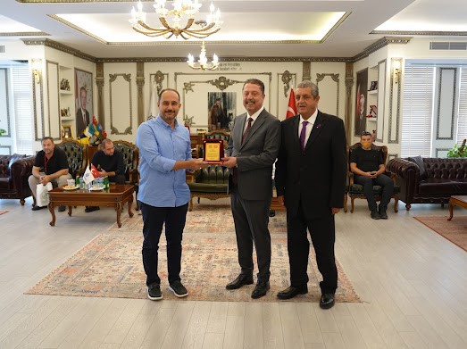 BEYPAZARI BELEDİYE BAŞKANI DR. ÖZER KASAP(ORTADA)