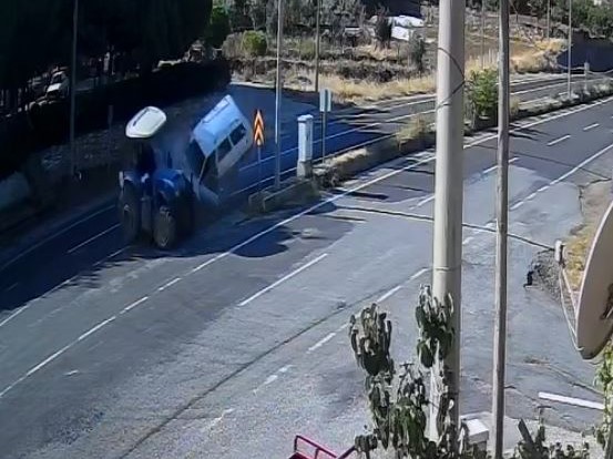 UŞAK’IN EŞME İLÇESİNDE OTOMOBİL İLE TRAKTÖRÜN ÇARPIŞMASI SONUCU 1 KİŞİ YARALANIRKEN, KAZA ANI GÜVENLİK KAMERASINA YANSIDI.
