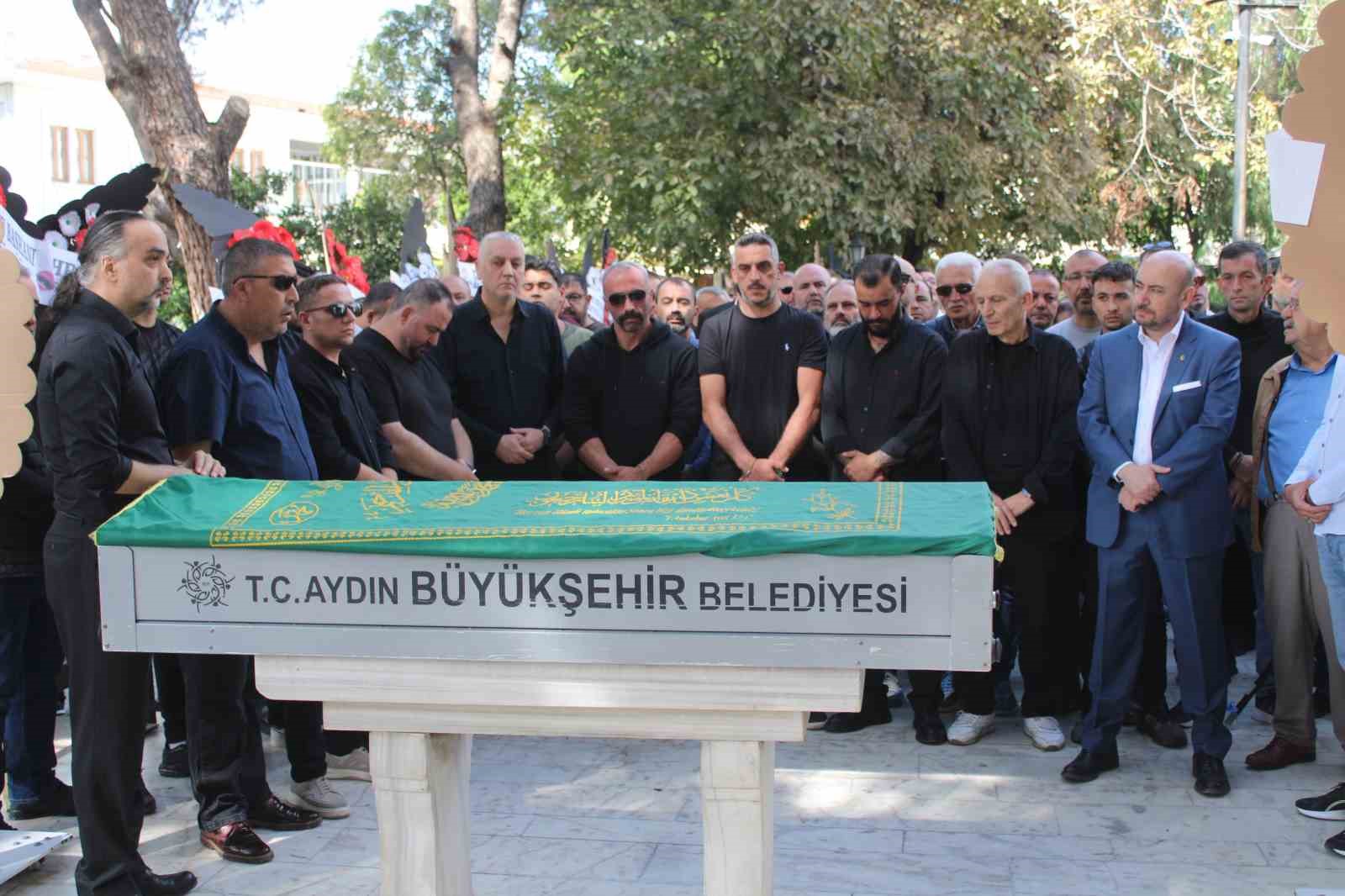 ÖĞLE NAMAZININ ARDINDAN KILINAN CENAZE NAMAZIYLA BİRLİKTE ALPARSLAN SARGIN İÇİN HELALLİK ALINDI. SARGIN’IN CENAZESİ, DUALAR EŞLİĞİNDE KEMER MEZARLIĞI’NA GÖTÜRÜLEREK TOPRAĞA VERİLDİ.