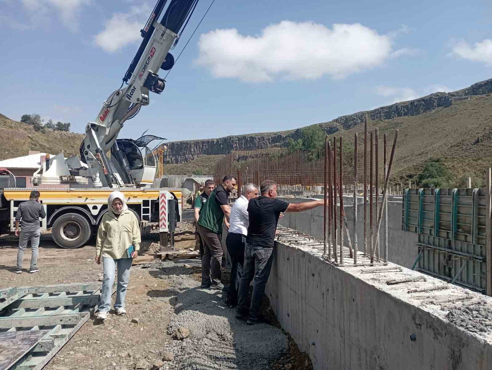 KARS’TA DSİ YATIRIMLARI YERİNDE İNCELENDİ: BÖLGE MÜDÜRÜ KOTAN ÇALIŞMALARI SAHADA DEĞERLENDİRDİ(KARS-İHA)