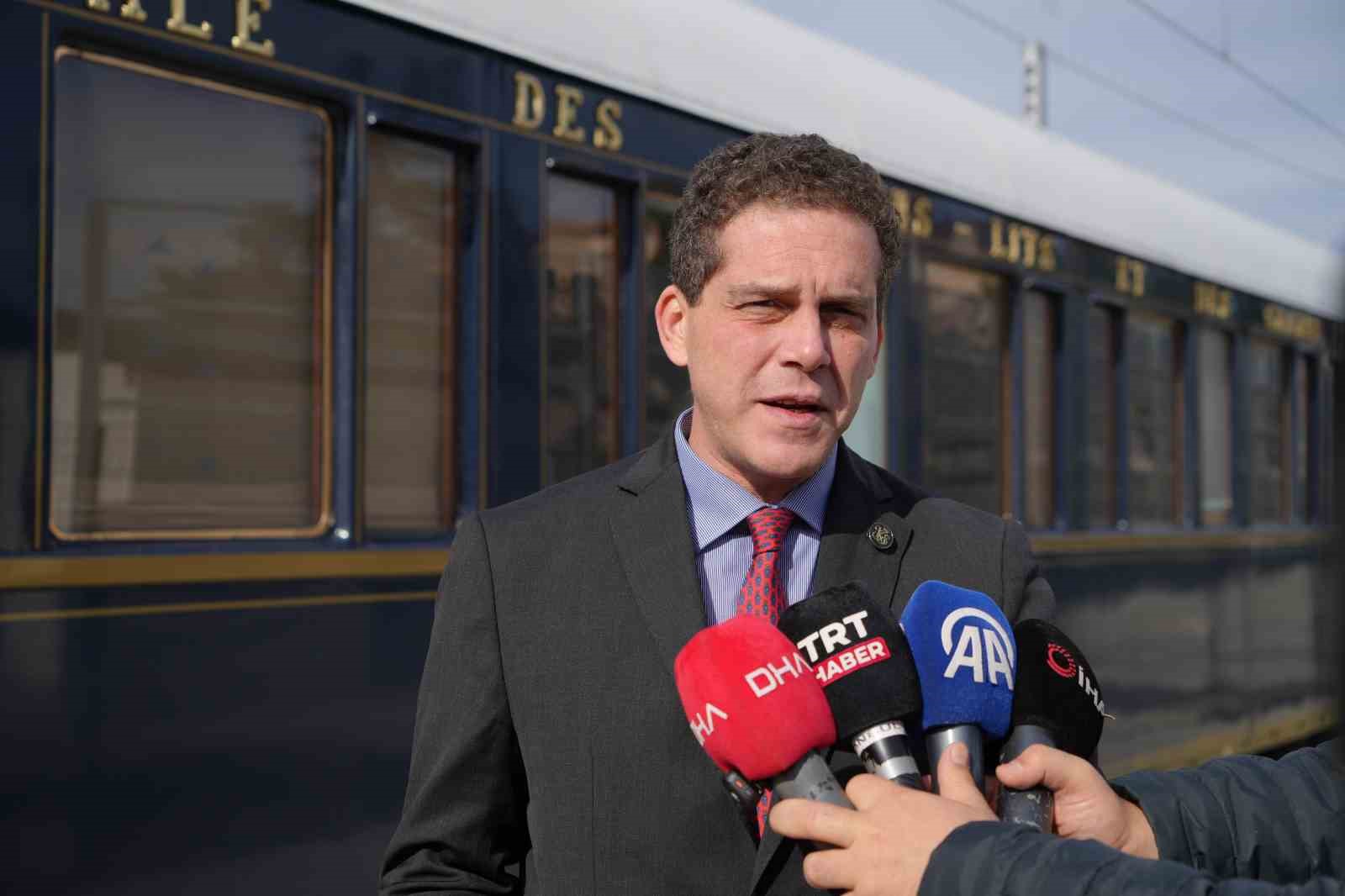 SEKİZ YILDIR TRENDE GÖREV YAPAN TREN MÜDÜRÜ FRANCESCO BONOTTO, İSTANBUL’A ULAŞMAK ÜZERE EDİRNE’YE GELDİKLERİNİ BELİRTEREK, "SON DURAK OLAN İSTANBUL’A ULAŞMAK ÜZERE BUGÜN EDİRNE’YE VARDIK.