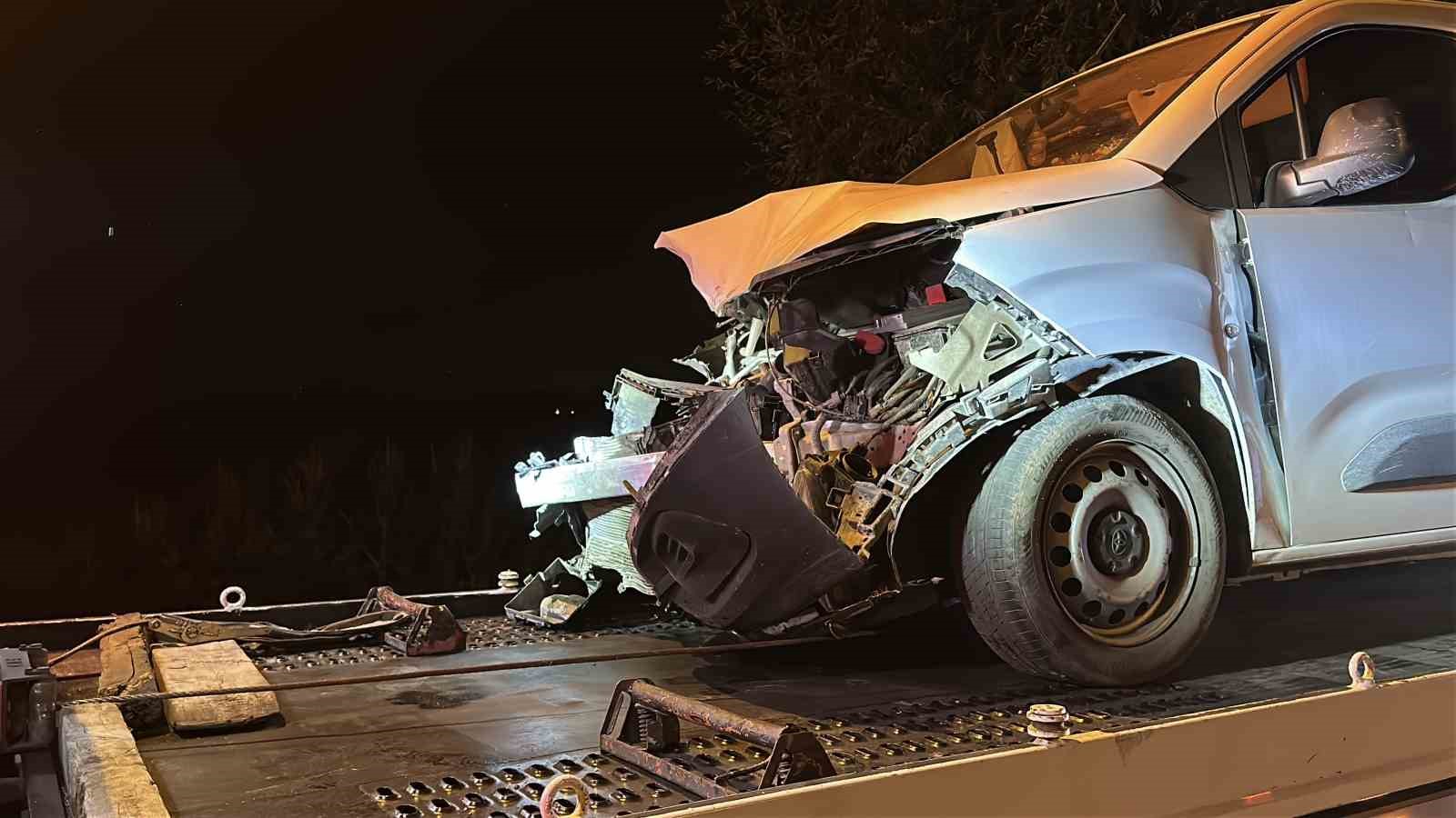 SAKARYA’NIN AKYAZI İLÇESİNDE MEYDANA GELEN TRAFİK KAZASINDA, HAFİF TİCARİ ARAÇ İLE OTOMOBİLİN ÇARPIŞMASI NETİCESİNDE 1’İ AĞIR, 1'İ BEBEK OLMAK ÜZERE TOPLAM 7 KİŞİ YARALANDI.