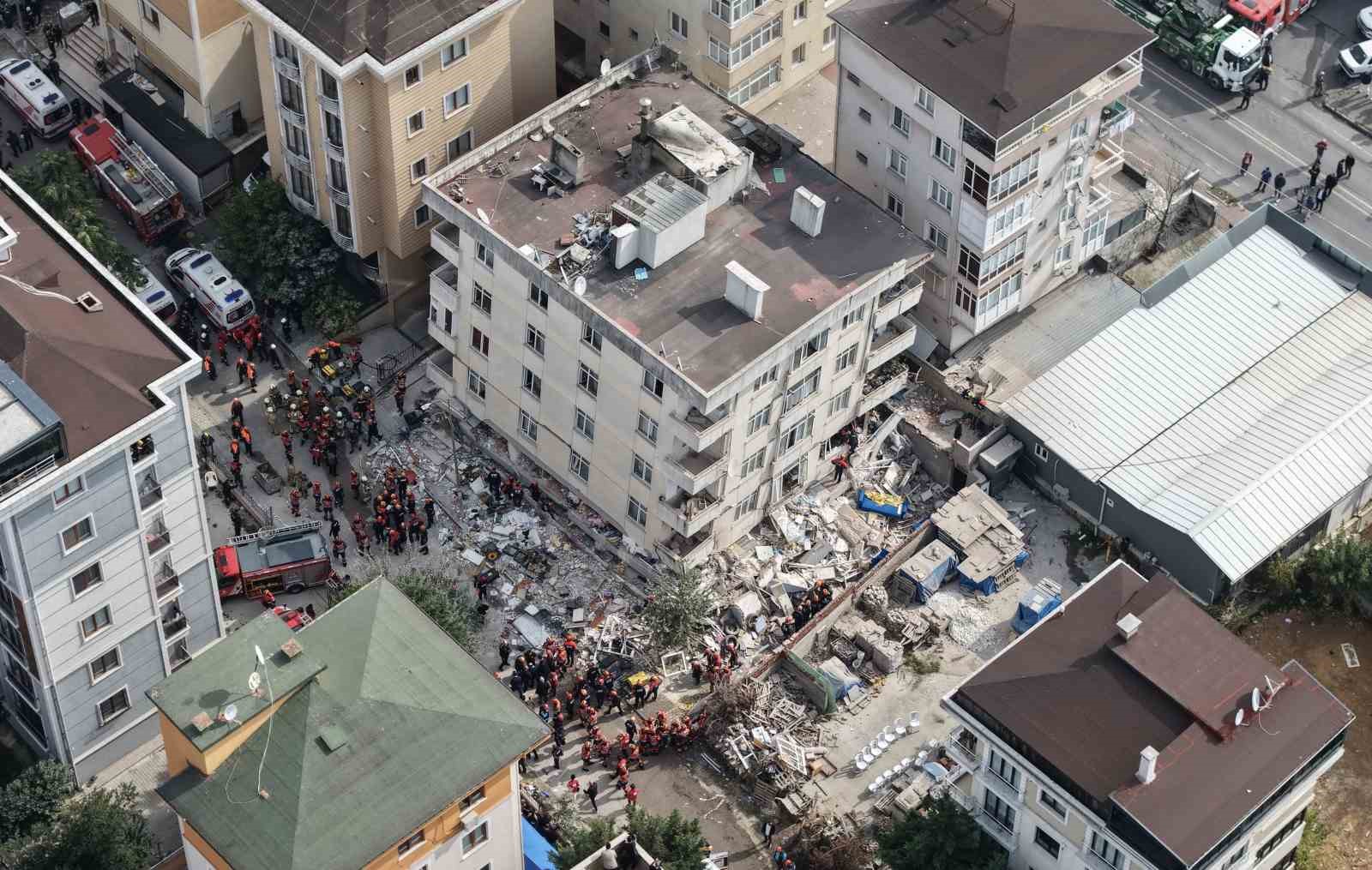 MALTEPE’DE 7 KATLI BİR BİNANIN ZEMİN ÜSTÜ 3 KATI ÇÖKTÜ