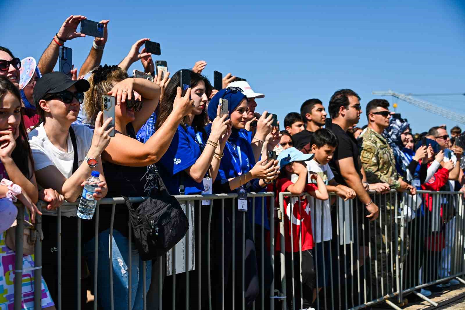 KOCAELİ'DE DÜZENLENEN TEKNOFEST MAVİ VATAN'DA SAT VE SAS KOMANDOLARININ GERÇEKLEŞTİRDİĞİ REHİNE KURTARMA OPERASYONU İLGİYLE İZLENDİ.