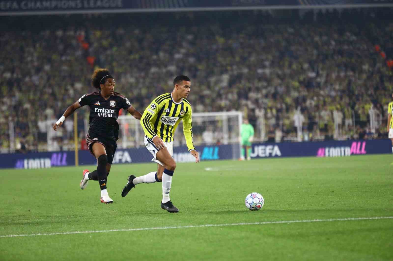UEFA ŞAMPİYONLAR LİGİ PLAY-OFF İLK MAÇINDA FENERBAHÇE, SAHASINDA FRANSA LİGİ EKİPLERİNDEN LYON İLE KARŞI KARŞIYA GELİYOR. MÜSABAKANIN İLK 15 DAKİKASI GOLSÜZ EŞİTLİKLE GEÇİLDİ.