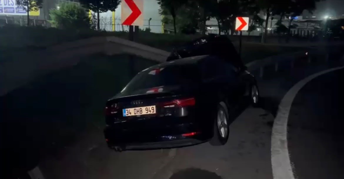 BAHÇELİEVLER’DE VİRAJI ALAMAYAN OTOMOBİL BARİYERE ÇARPTI : 1 YARALI