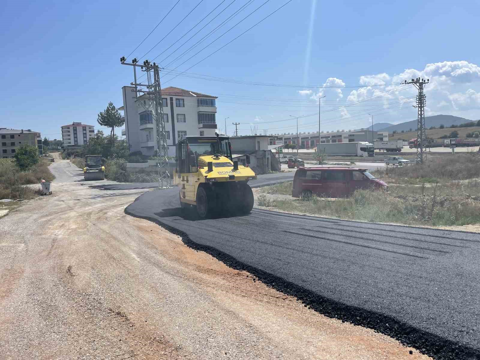 KAVAK DEVLET HASTANESİ YOLU SICAK ASFALTLA YENİLENİYOR