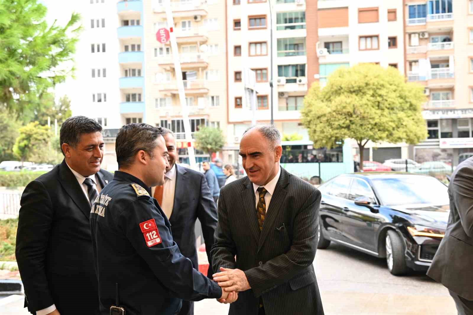 MANİSA VALİSİ VAHDETTİN ÖZKAN, İTFAİYE HAFTASI DOLAYISIYLA MANİSA BÜYÜKŞEHİR BELEDİYESİ İTFAİYE DAİRESİ BAŞKANLIĞINI ZİYARET EDEREK İTFAİYE PERSONELİYLE BİR ARAYA GELDİ. ÖZKAN, 1 HAZİRAN-21 EYLÜL TARİHLERİ ARASINDA MANİSA'DA MEYDANA GELEN 360 YANGININ YÜZDE 80'İNİN ERKEN MÜDAHALEYLE BÜYÜMEDEN SÖNDÜRÜLDÜĞÜNÜ BELİRTEREK, İTFAİYE EKİPLERİNE ÖZVERİLİ ÇALIŞMALARINDAN DOLAYI TEŞEKKÜR ETTİ.