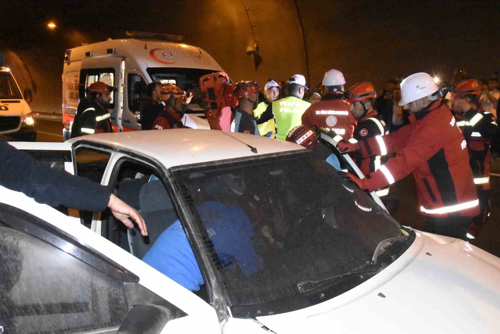 BİTLİS’TE OLASI TRAFİK KAZALARINA YÖNELİK MÜDAHALE KAPASİTESİNİN ARTIRILMASI AMACIYLA 8 AĞUSTOS TÜNELİ’NDE KAPSAMLI BİR TATBİKAT GERÇEKLEŞTİRİLDİ.