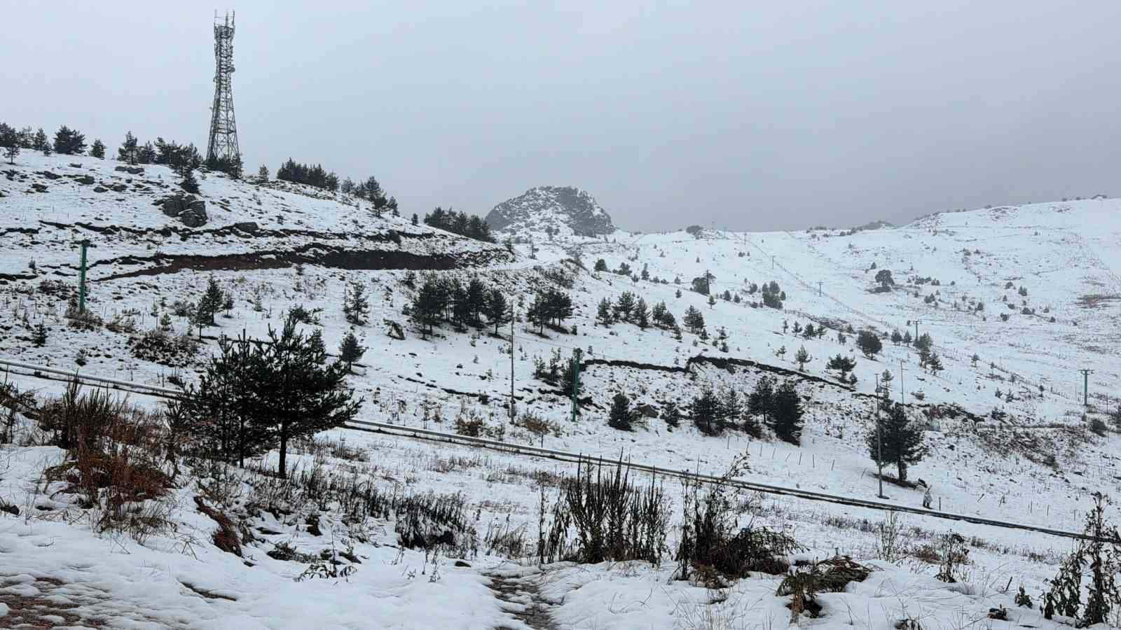 BOLU’DA 2 BİN 200 RAKIMLI KARTALKAYA KAYAK MERKEZİ’NDE KAR YAĞIŞI ARALIKLARLA ETKİLİ OLURKEN PİSTLER BEYAZ ÖRTÜYLE KAPLANDI. BÖLGEDE KAR YAĞIŞININ GECE SAATLERİNDE ETKİSİNİ ARTIRMASI BEKLENİYOR.