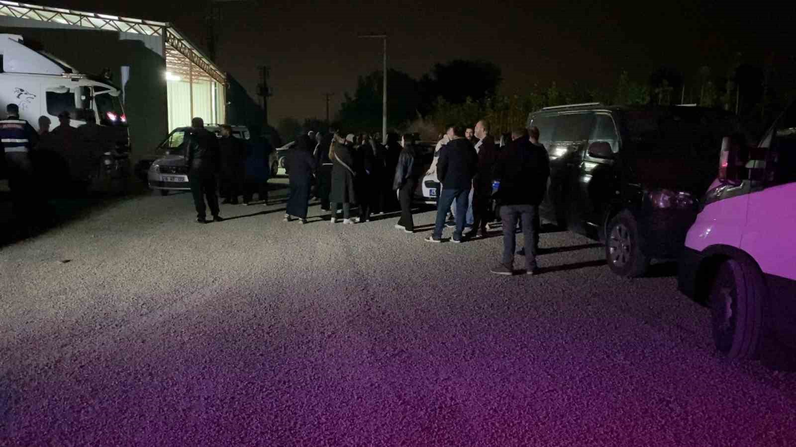BURSA’NIN İNEGÖL İLÇESİNDE FAALİYET GÖSTEREN BİR GİYSİ FABRİKASINDA, 2 AYDIR MAAŞLARINI ALAMADIKLARINI ÖNE SÜREN İŞÇİLER İLE FABRİKA YETKİLİLERİ ARASINDA GERGİNLİK YAŞANDI. İHBAR ÜZERİNE OLAY YERİNE GELEN JANDARMA EKİPLERİ, TARAFLARI SAKİNLEŞTİREREK UZLAŞMA SAĞLAMAYA ÇALIŞTI.