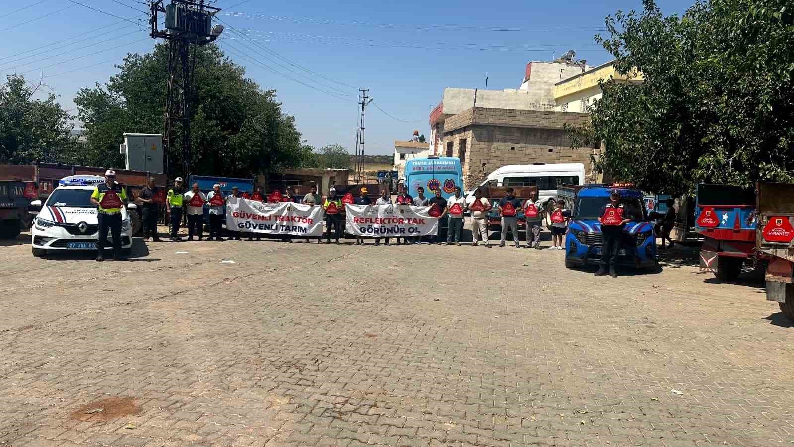 GAZİANTEP'TE JANDARMA EKİPLERİNCE TARIM İŞÇİLERİNİ TAŞIYAN ARAÇLAR VE TRAKTÖR SÜRÜCÜLERİNE GÜVENLİ TRAFİK EĞİTİMİ VERİLEREK 600 ADET REFLEKTÖR DAĞITIMI YAPILDI.