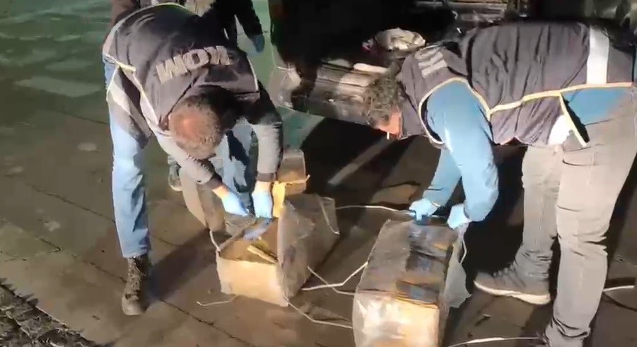 KONYA’DA UYGULAMA NOKTASINDA ŞÜPHE ÜZERİNE DURDURULAN İKİ ARAÇTA 163 RUHSATSIZ TABANCA VE 2 BİN 458 ADET SİLAH PARÇASI ELE GEÇİRİLDİ. OLAYLA İLGİLİ GÖZALTINA ALINAN 6 ŞÜPHELİDEN 5’İ TUTUKLANDI.