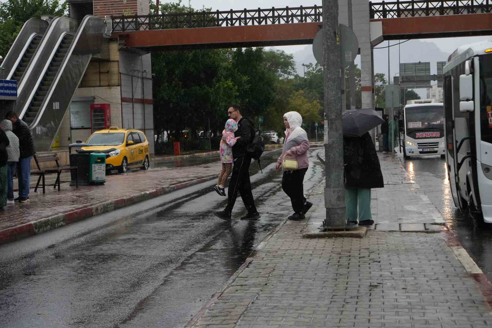 ANTALYA'DA SABAH SAATLERİNDEN İTİBAREN ETKİLİ OLAN SAĞANAK, GÜNLÜK YAŞAMI OLUMSUZ ETKİLEDİ. CADDE VE SOKAKLARDA SU BİRİKİNTİLERİ OLUŞURKEN, KENT SAKİNLERİ VE TURİSTLER ŞEMSİYE VE YAĞMURLUKLARLA YAĞIŞTAN KORUNMAYA ÇALIŞTI.