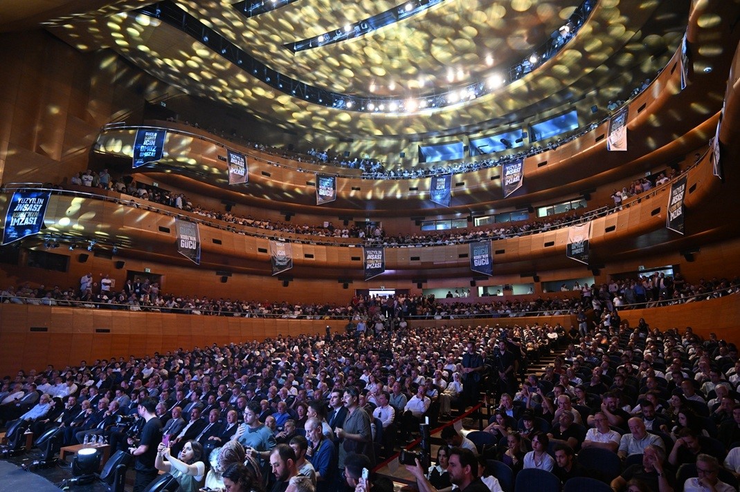 BURSA TİCARET VE SANAYİ ODASI (BTSO), YÖNETİM KURULU BAŞKANI İBRAHİM BURKAY LİDERLİĞİNDE 2013 YILINDA ORTAYA KOYDUĞU VİZYONLA KENTİN ÜRETİM, TİCARET VE İHRACAT GÜCÜNÜ GELECEĞİN EKONOMİSİNE TAŞIYAN KAPSAMLI BİR DÖNÜŞÜM HAMLESİ BAŞLATTI. ORTAK AKIL ANLAYIŞIYLA ŞEKİLLENEN SÜREÇTE 60’I AŞKIN MAKRO PROJE VE ÇALIŞMA HAYATA GEÇİRİLİRKEN; TEKNOLOJİ, NİTELİKLİ İNSAN KAYNAĞI, SÜRDÜRÜLEBİLİRLİK VE KÜRESEL REKABETÇİLİK ODAĞINDA GÜÇLÜ BİR EKOSİSTEM KURULDU. BUGÜNE KADAR GERÇEKLEŞTİRİLEN ÇALIŞMALARIN UZUN VADELİ GELECEK VİZYONUNUN TEMELİNİ OLUŞTURDUĞUNU BELİRTEN BTSO BAŞKANI İBRAHİM BURKAY, 2030 HEDEFLERİ DOĞRULTUSUNDA YENİ NESİL PROJELERLE BU DÖNÜŞÜM SÜRECİNİ ÇOK DAHA İLERİ BİR SEVİYEYE TAŞIYACAKLARINI SÖYLEDİ.