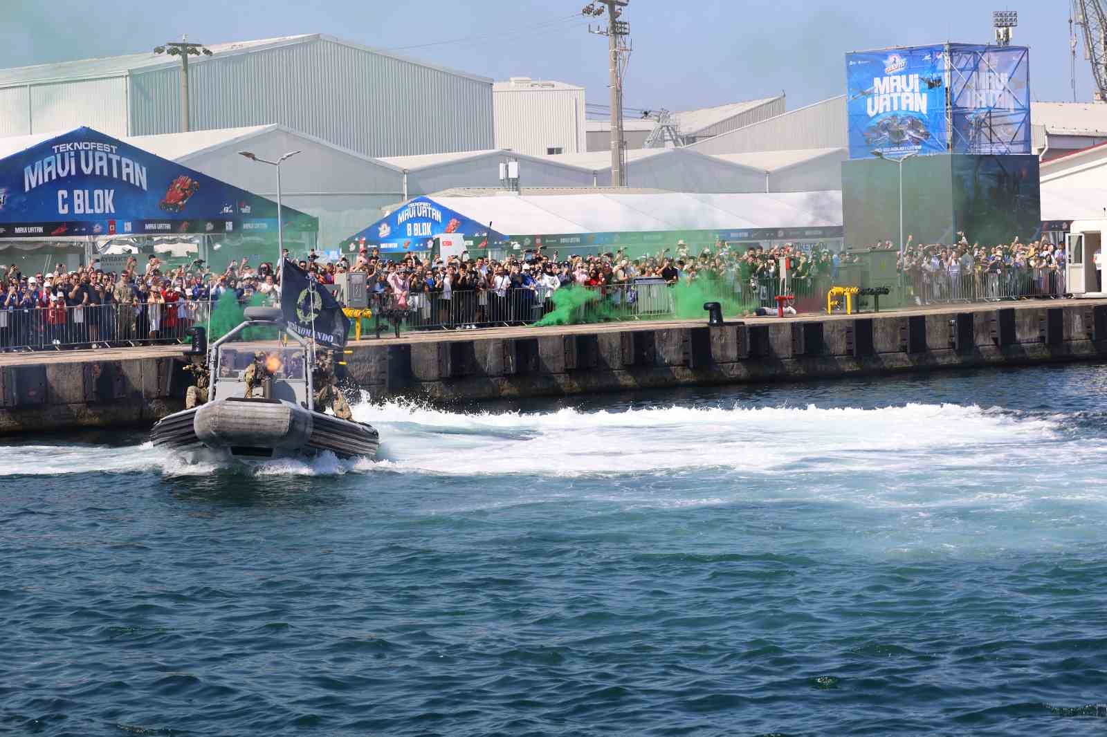KOCAELİ'DE DÜZENLENEN TEKNOFEST MAVİ VATAN'DA SAT VE SAS KOMANDOLARININ GERÇEKLEŞTİRDİĞİ REHİNE KURTARMA OPERASYONU İLGİYLE İZLENDİ.